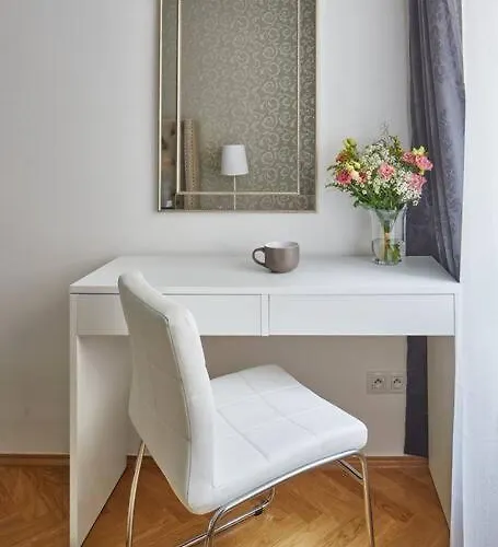 Gentle And Cozy Right At The Center Daire Prag